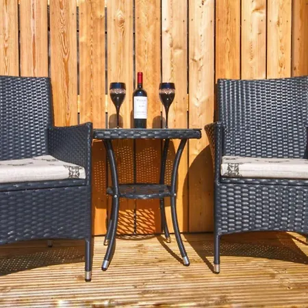 Paulton - Sleeps 2 - Petfriendly - Hottub - Garden 度假居