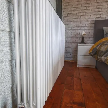 Paulton - Sleeps 2 - Petfriendly - Hottub - Garden *