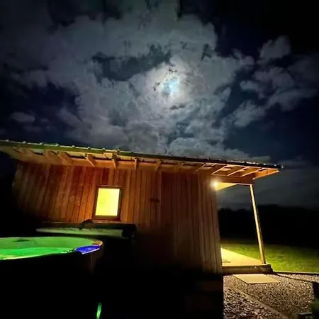 Holiday home Paulton - Sleeps 2 - Petfriendly - Hottub - Garden