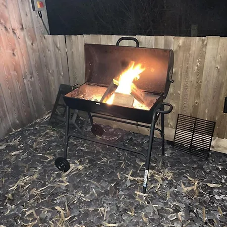 Paulton - Sleeps 2 - Petfriendly - Hottub - Garden *