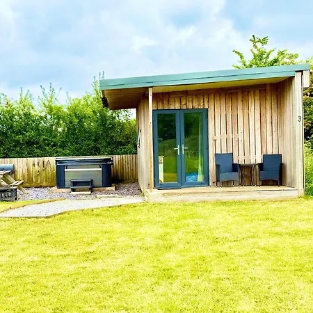 Paulton - Sleeps 2 - Petfriendly - Hottub - Garden 布里斯托