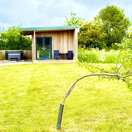 Paulton - Sleeps 2 - Petfriendly - Hottub - Garden بيت للعطل