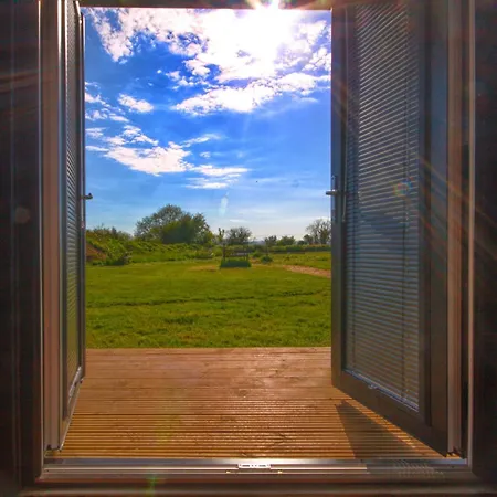 Paulton - Sleeps 2 - Petfriendly - Hottub - Garden Hébergement de vacances *