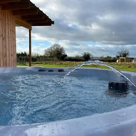 Paulton - Sleeps 2 - Petfriendly - Hottub - Garden *